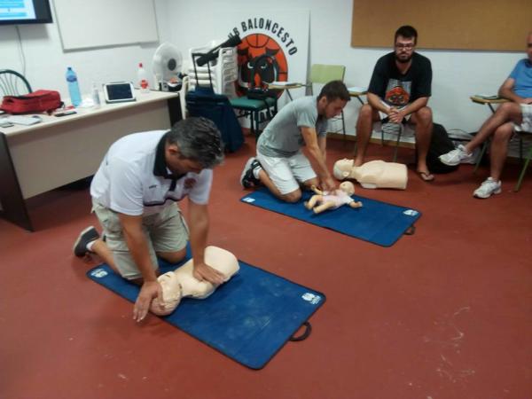 Cruz Roja Benidorm, imparte curso primeros auxilios y RCP a los entrenadores.